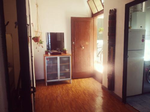 sala de estar con nevera y suelo de madera en AlohPepa, en Barcelona