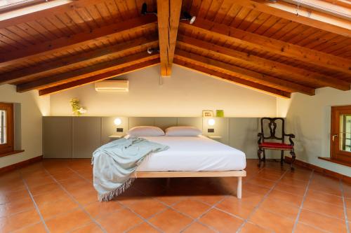 ein Schlafzimmer mit einem großen Bett in einem Zimmer in der Unterkunft Bubamara - Bed and Breakfast in Lazise