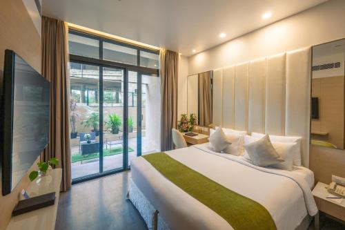 Una cama o camas en una habitación de Sarovar Portico Outer Ring Road