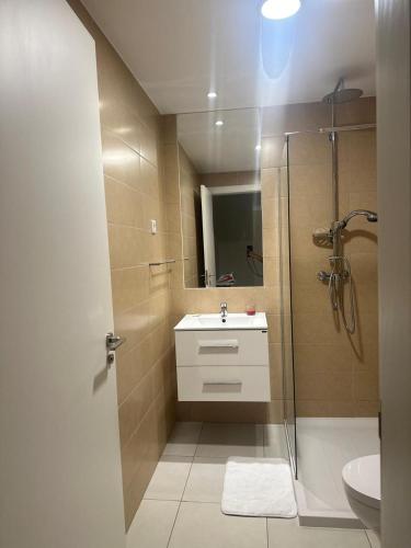 un bagno con doccia, lavandino e WC di Mindelo Sunset a Mindelo