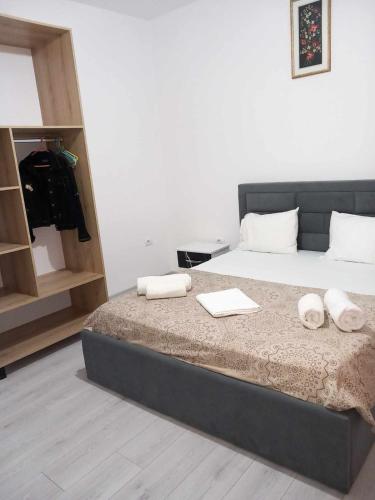 Un dormitorio con una cama con dos toallas encima. en Riverside house, en Berat