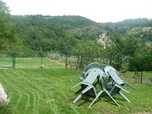 a group of chairs sitting on top of a field at Oustal haut in Belcastel