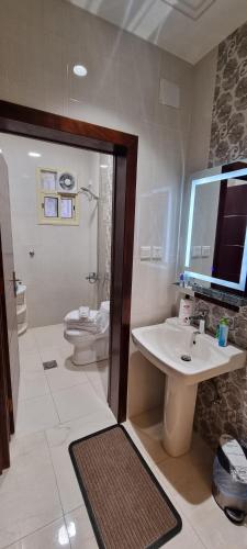 a bathroom with a sink and a toilet at سجى الهدوء للشقق المخدومة in Abha