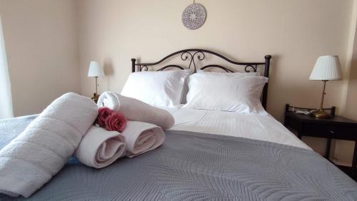 Medusa Myrina Luxury Apartments 1st Floor في ميرينا: سرير عليه مناشف ومناشف