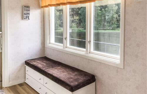 a bench in front of two windows in a room at 2 Bedroom Awesome Home In Frövi in Frövi