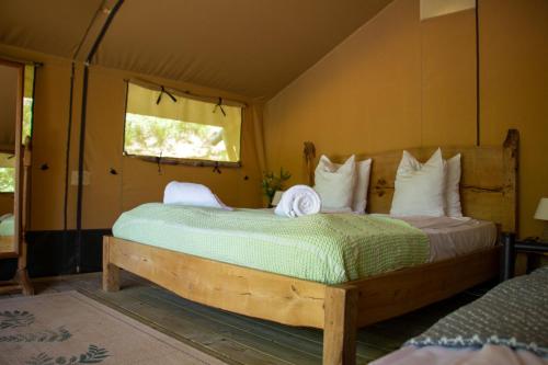 a bedroom with a bed in a tent at Le Camp in Varen