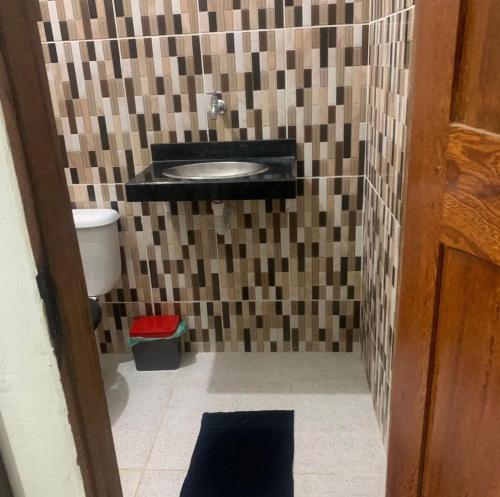 a bathroom with a sink and a toilet at Pousada Suítes continental in Salinópolis