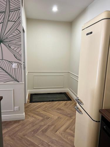 Cette chambre dispose de parquet et d'un réfrigérateur. dans l'établissement La Loge de l Odéon, à Vienne