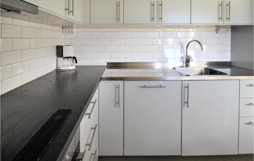 Η κουζίνα ή μικρή κουζίνα στο Beautiful Home In Grimslöv With Sauna