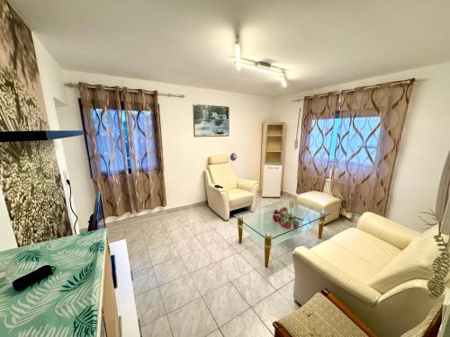 Χώρος καθιστικού στο Panda1 Charmante, möblierte Ferienwohnung im Panda-Stil