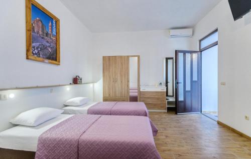 Ένα ή περισσότερα κρεβάτια σε δωμάτιο στο 3 Bedroom Pet Friendly Home In Medvida