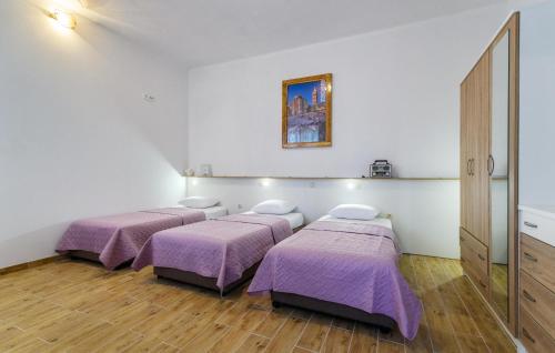 Ένα ή περισσότερα κρεβάτια σε δωμάτιο στο 3 Bedroom Pet Friendly Home In Medvida