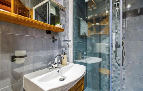 Ένα μπάνιο στο 3 Bedroom Pet Friendly Home In Medvida