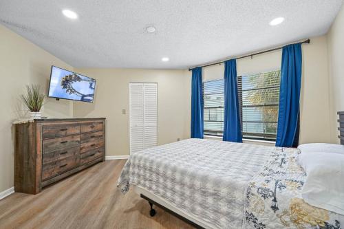 a bedroom with a bed and a flat screen tv at 3648 Orlando Vacational Apartment in Orlando