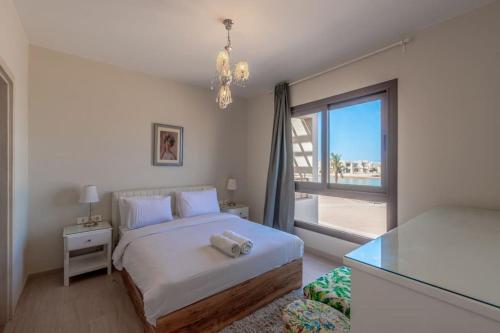 Postel nebo postele na pokoji v ubytování Sunny 1BR Retreat Newest Project Shedwan El Gouna Lagoon & Pool