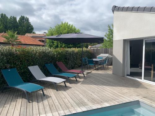 Jolie maison contemporaine avec piscine