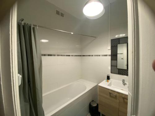 Kúpeľňa v ubytovaní STUDIO ÉQUIPÉ A 50 MÈTRE DE LA GARE ET 10 MN DES PLAGE