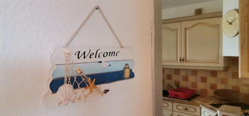 un panneau de bienvenue sur un réfrigérateur dans une cuisine dans l'établissement Marina, au Barcarès