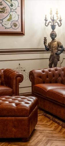 a living room with a couch and a statue of a man at Regal House Verona Vescovado in Verona