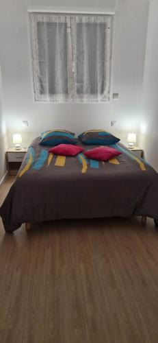 une chambre avec un lit avec des oreillers et une fenêtre dans l'établissement corse location, à Linguizzetta