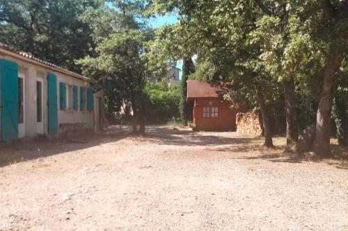 Budova, kde se chata nachází