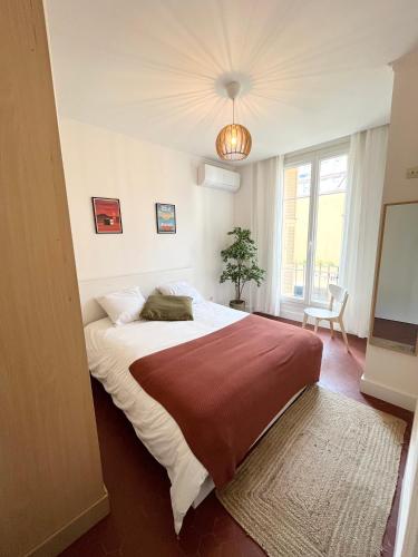 une chambre avec un grand lit et une fenêtre dans l'établissement Magnifique T4 - Spacieux Haut Standing - AC - WIFI - Coeur de Nice, à Nice