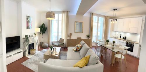 un salon avec un canapé blanc et une cuisine dans l'établissement Magnifique T4 - Spacieux Haut Standing - AC - WIFI - Coeur de Nice, à Nice