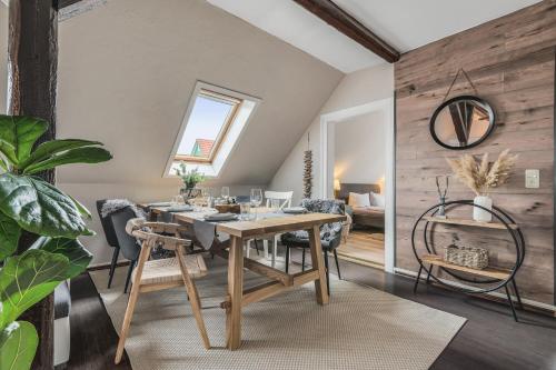 ein Esszimmer mit Tisch und Stühlen in der Unterkunft Hirsch-Apartment-5 Eulennest in Bad Harzburg