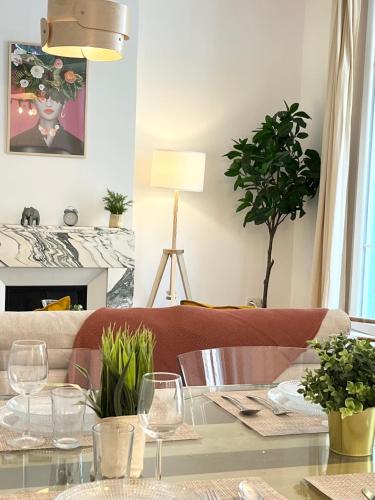 - un salon avec un canapé et une table avec des verres à vin dans l'établissement Magnifique T4 - Spacieux Haut Standing - AC - WIFI - Coeur de Nice, à Nice