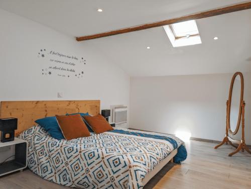 une chambre avec un lit dans une pièce blanche dans l'établissement I Tre Taglincchi, U Terzu - Proche mer, Clim, Wifi, Parking gratuit, à Taglio-Isolaccio