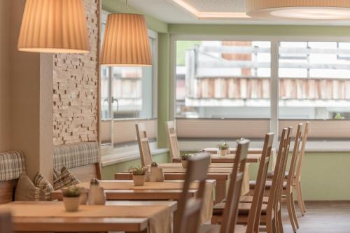 Un restaurante o sitio para comer en Residenz Allegra