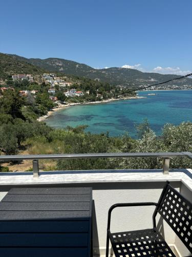 balcón con banco y vistas al océano en Acra Melia, en Palaión Tsiflíkion