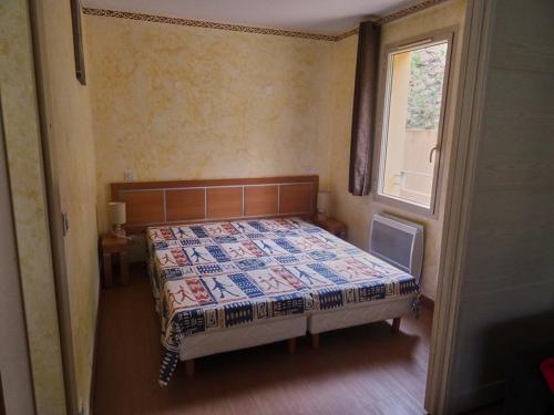 a small bedroom with a bed and a window at Appartement de 3 pièces au centre d'Isola 2000, parking, proche pistes - FR-1-292-210 in Isola