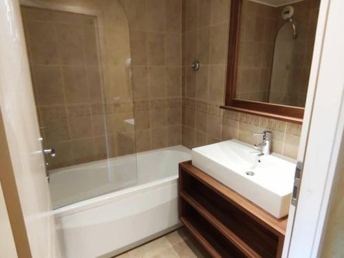 a bathroom with a sink and a bath tub and a sink at Appartement de 3 pièces au centre d'Isola 2000, parking, proche pistes - FR-1-292-210 in Isola