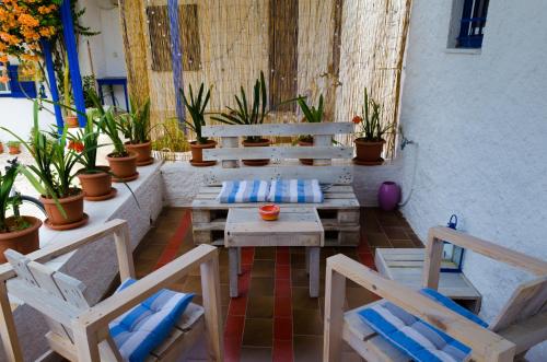 eine Terrasse mit 2 Stühlen und einem Tisch und einigen Pflanzen in der Unterkunft Marini Traditional Cottages in Khlóï