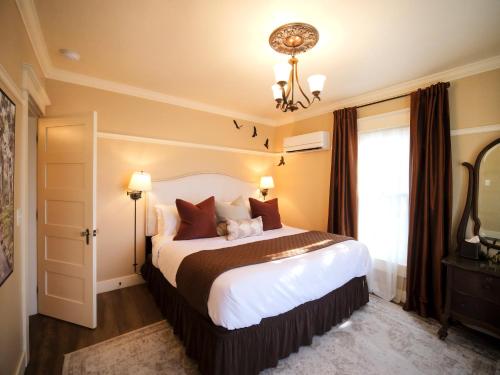 Ένα ή περισσότερα κρεβάτια σε δωμάτιο στο Redtail Inn - 3 Suites Sleeps Up To 12