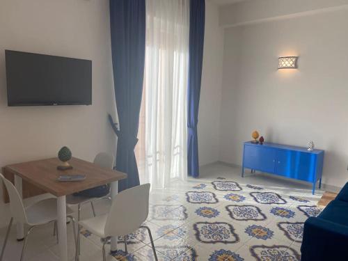 a living room with a table and a dining room at Mery Blue tra Pompei e Sorrento in Castellammare di Stabia