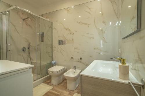 a bathroom with a toilet and a shower and a sink at La Casa di Girolamo e Irene in Lampedusa