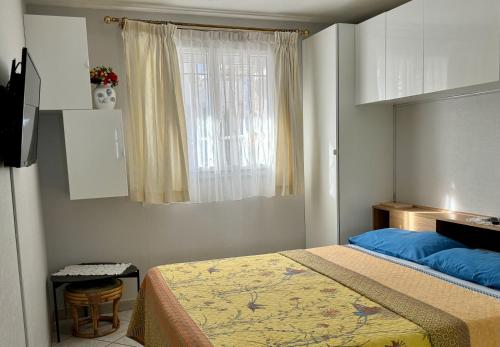 une chambre avec un lit et une fenêtre dans l'établissement Bellevue, à Nice