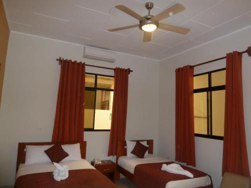 Postel nebo postele na pokoji v ubytování Hostal Huayruro