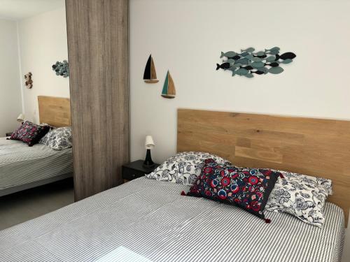 une chambre avec un lit et une horloge au mur dans l'établissement Casa sole e mare, à Conca