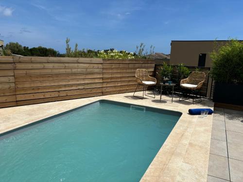 - une piscine avec des chaises, une table et une clôture dans l'établissement Casa sole e mare, à Conca