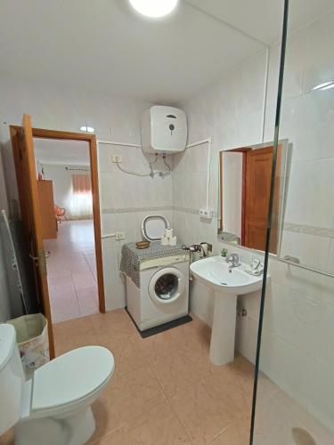 a bathroom with a washing machine and a sink at Cheyma Home 2ºA, Luminoso apartamento en Alcalá in Alcalá