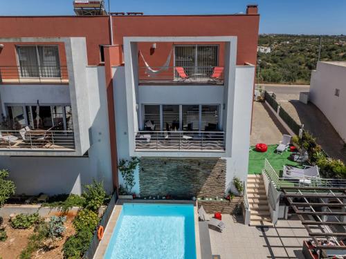 an aerial view of a house with a swimming pool at Vila Cantinho Algarvio Vista Rio in Ferragudo