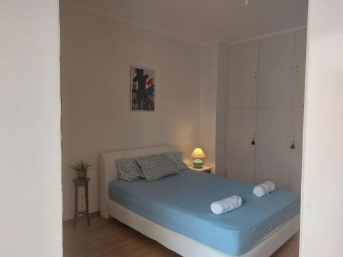 una piccola camera con letto blu di Penthouse Anneliese ad Atene