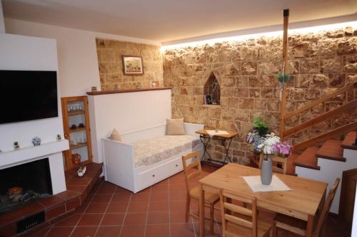 Una habitación con una cama, una mesa y una chimenea. en Casa Rustica, en Conversano