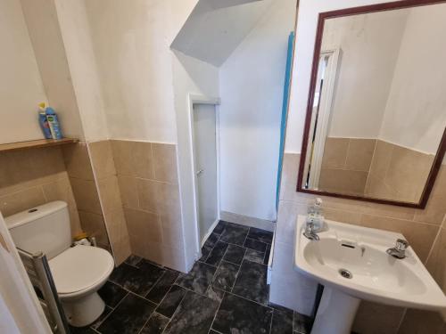 Ένα μπάνιο στο Sea view flat opposite port with parking