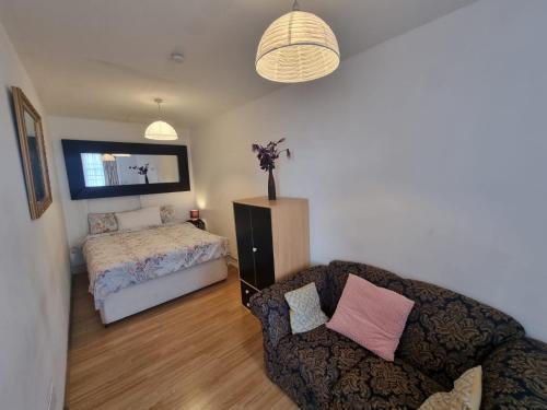 Ένα ή περισσότερα κρεβάτια σε δωμάτιο στο Sea view flat opposite port with parking