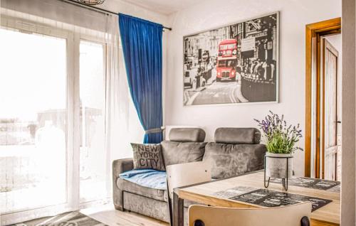 Posedenie v ubytovaní 1 Bedroom Cozy Apartment In Darlowko