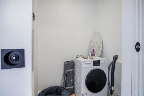 Photo de la galerie de l'établissement 1 - Grand Appartement spacieux dans un Château du 17ème siècle, à 15min de Lyon, à Vourles